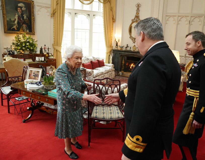 Drottningen med sina gäster, generalmajor Eldon Millar och konteramiral James Macleod – som berättade att de knappt blev insläppta av hennes morrande dorgi som vaktade utanför. Drottning Elizabeth i The Oak Room på Windsor Castle