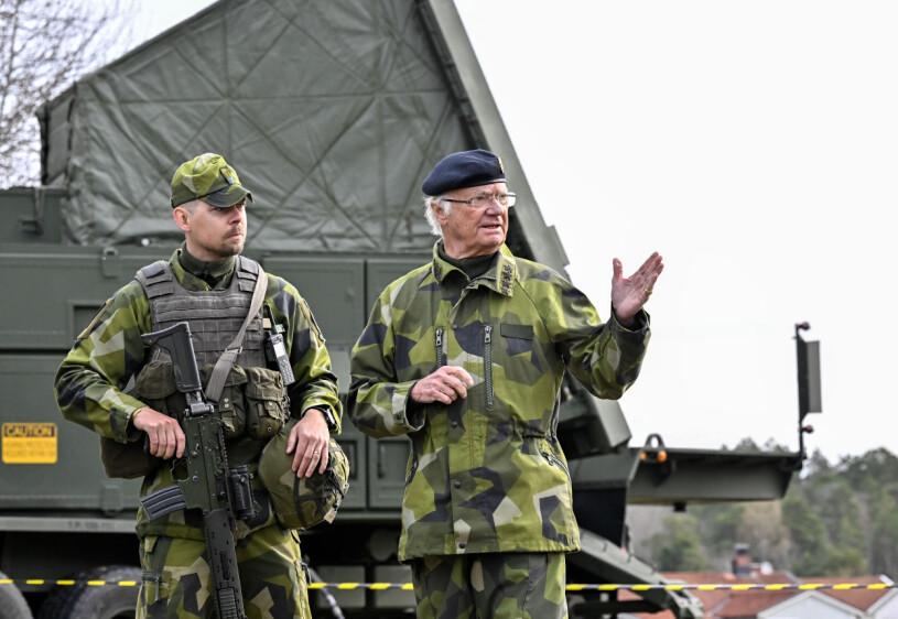 Kung Carl Gustaf samtalar med med David Jerfström från Luftvärnsregementet Lv 6 i Halmstad när han närvarar vid försvarsmaktsövningen Aurora 23 i Bromma.