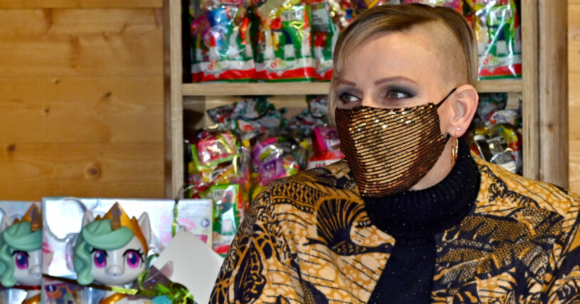 Två år har gått sedan Charlene sist var med och delade ut julklappar till barnen på Monacos palats. Furstinnan Charlene på traditionella julfesten på Monacos palats 2020