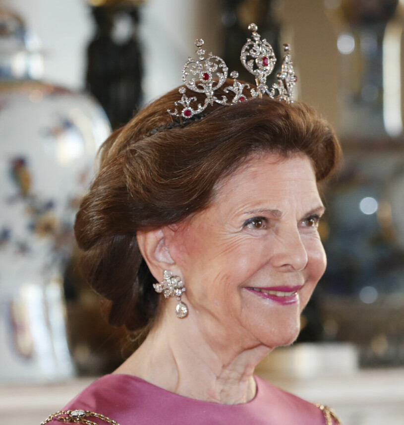 Drottning Silvias aftonlook vid galafesten för Finlands president. Drottning Silvia i sin tiara med briljanter och rubiner