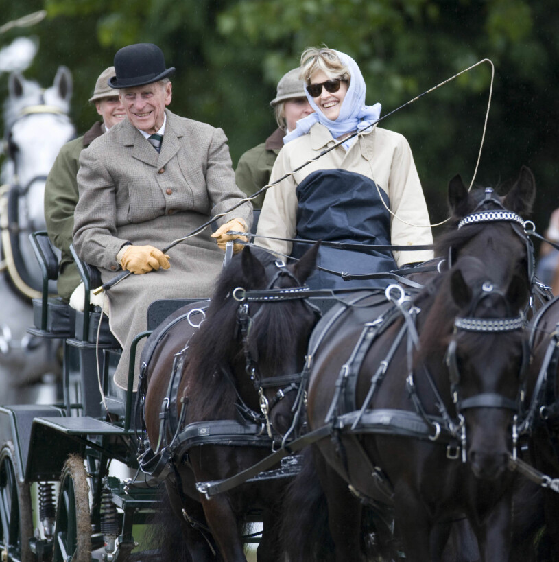 Prins Philip i aktion med fyrspannet, med Penny Knatchbull som ”co-driver”. Prins Philip Penny Knatchbull Romsey Brabourne Contess Burma Mountbatten