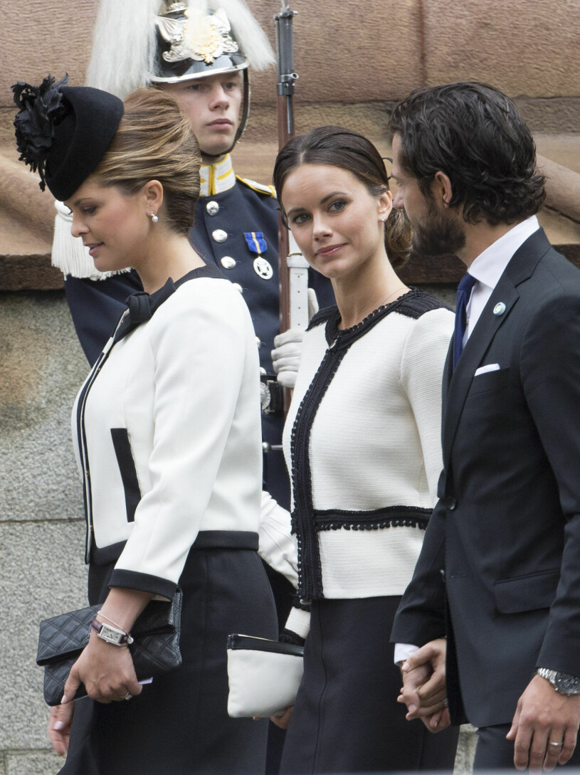 Som tvillingar... Tänk er chocken när de såg varandra! Prinsessan Madeleine och prinsessan Sofia – klädkrock på riksmötet