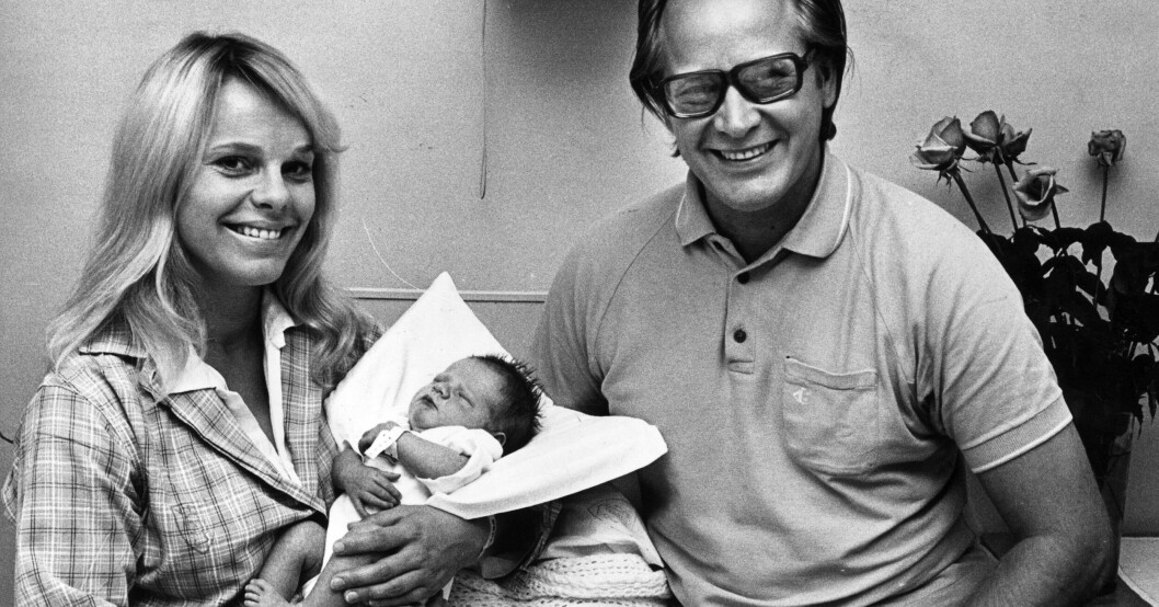 Skådespelarparet Jan Malmsjö och Marie Göranzon med nyfödde sonen Jonas 1971