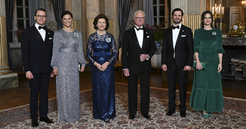 Kungafamiljen har haft ett år fullspäckat av uppdrag! Prins Daniel, kronprinsessan Victoria, drottning Silvia, kungen, prins Carl Philip och prinsessan Sofia under riksdagssupén på Stockholms slott på tisdagskvällen.