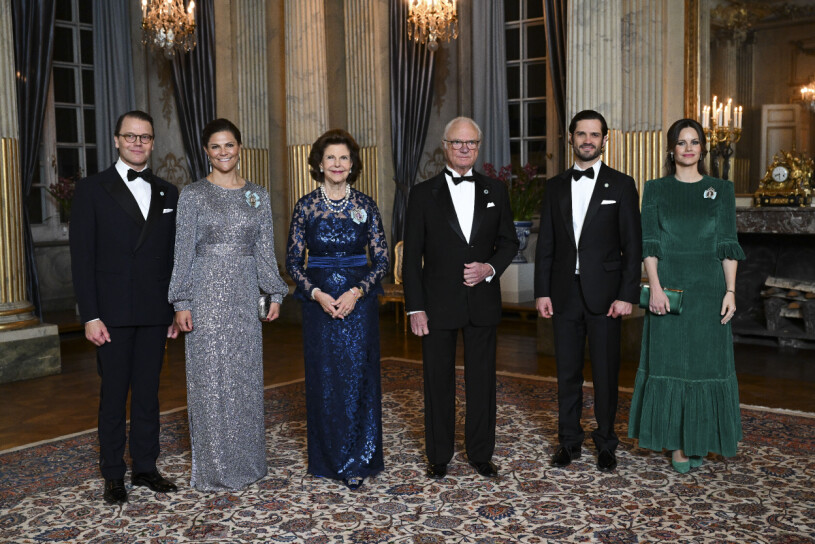 Prins Daniel, kronprinsessan Victoria, drottning Silvia, kungen, prins Carl Philip och prinsessan Sofia under riksdagssupén på Stockholms slott på tisdagskvällen.