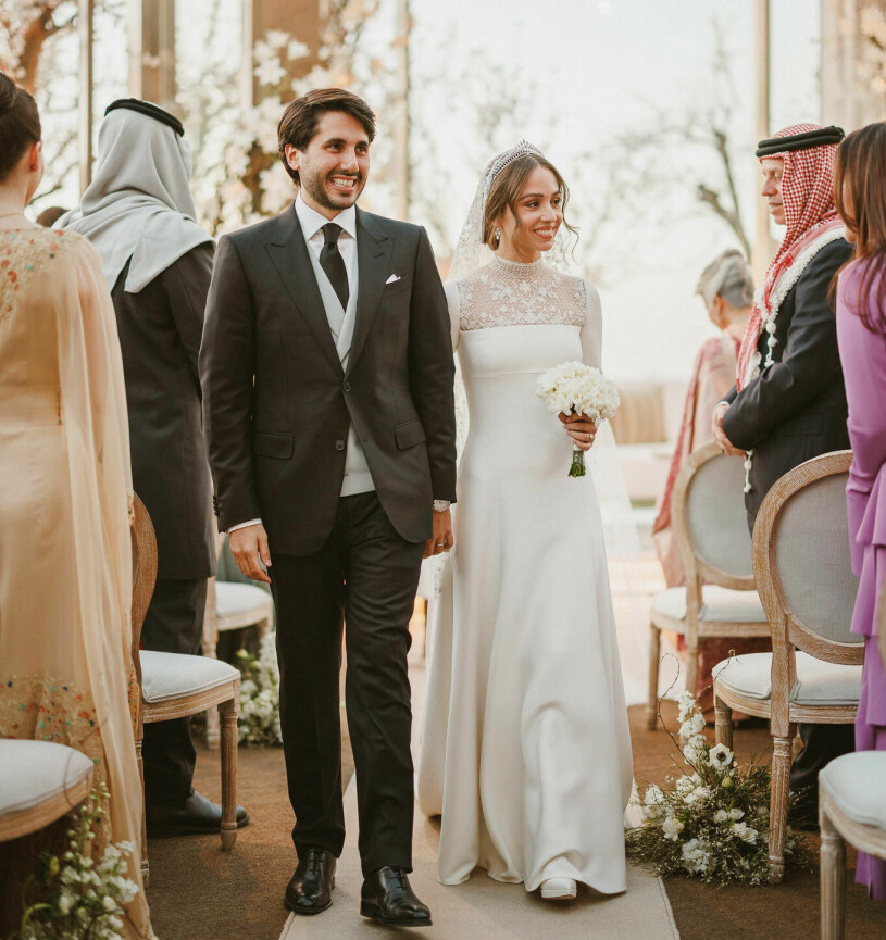 Lyckligt nygifta. Bruden har pluggat business på Parson's School of Design i New York, och brudgummen är finanskille. Prinsessan Iman av Jordanien nygift med Jameel Alexander Thermiotis