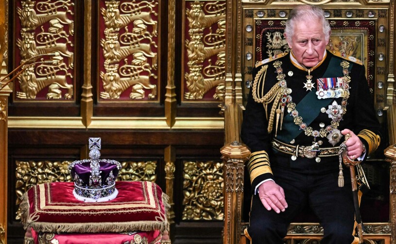 Prins Charles, djupt gripen av stundens allvar. Prins Charles vid brittiska parlamentets öppnande 2022