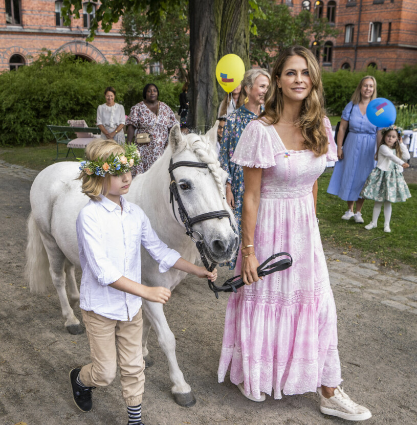 ...och här kommer Estelles ponny, med sin fina fläta i pannluggen och en mycket stolt liten hästskötare. Prinsessan Madeleine med prinsessan Estelles ponny Victor