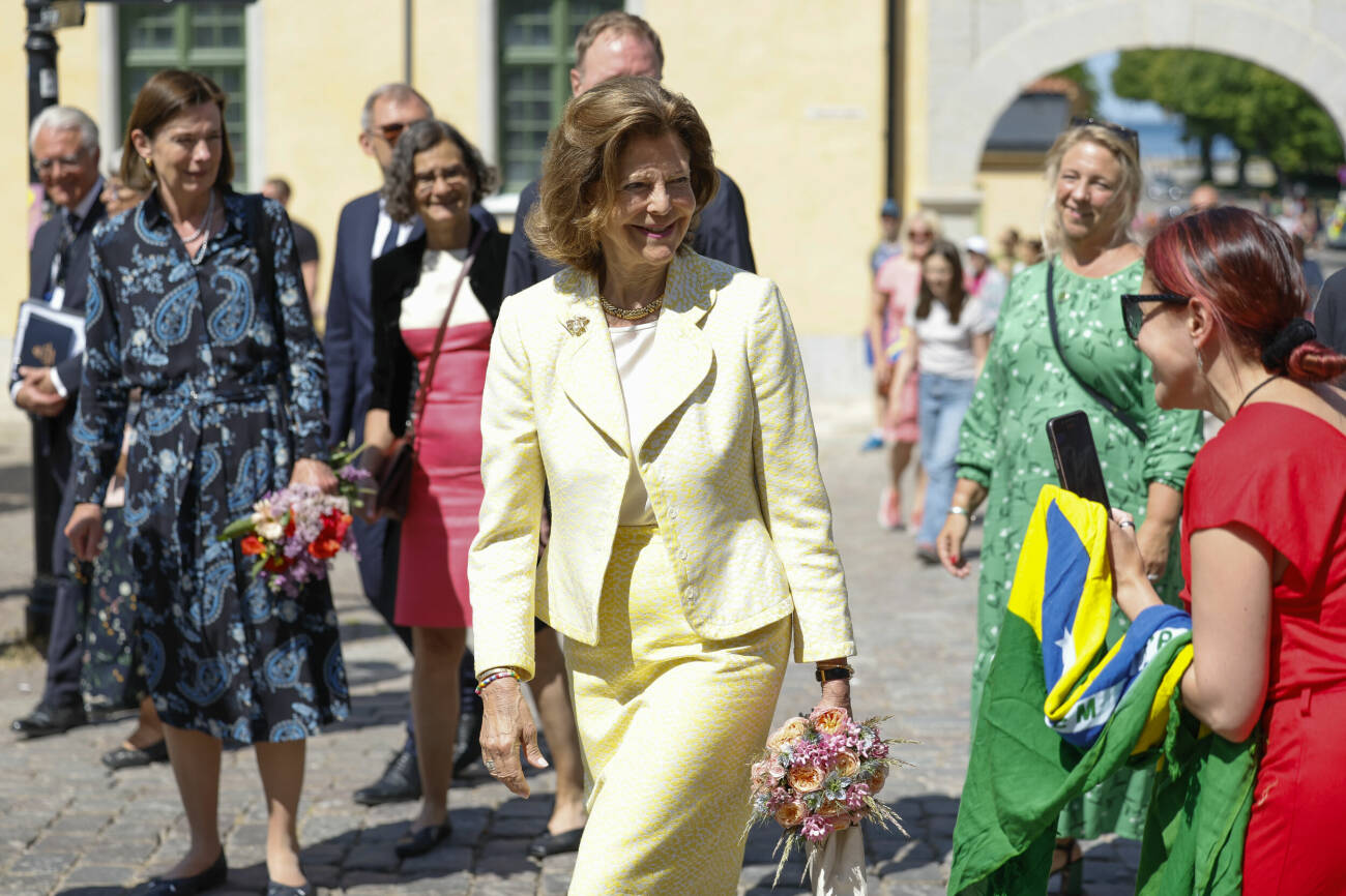 Drottning Silvia i Visby under firandet av kungens 50 år på tronen