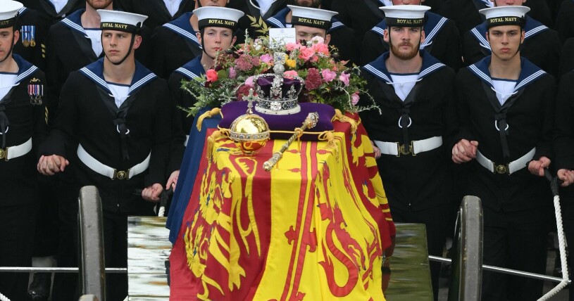 Spiran ligger på drottning Elizabeths kista. Drottning Elizabeths kista