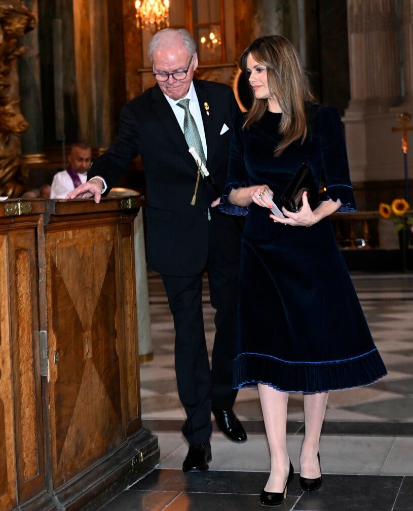 Prinsessan Sofia. Prinsessan Sofia i marinblå klänning vid Fredsbön för Ukraina i Slottskyrkan på Stockholm slott