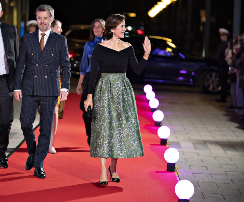 Mary på gala i veckans första partyoutfit: Aftonkjol och urringad top. Kronprinsessan Mary Kronprins Frederik Vejle Musikteater Grön kjol