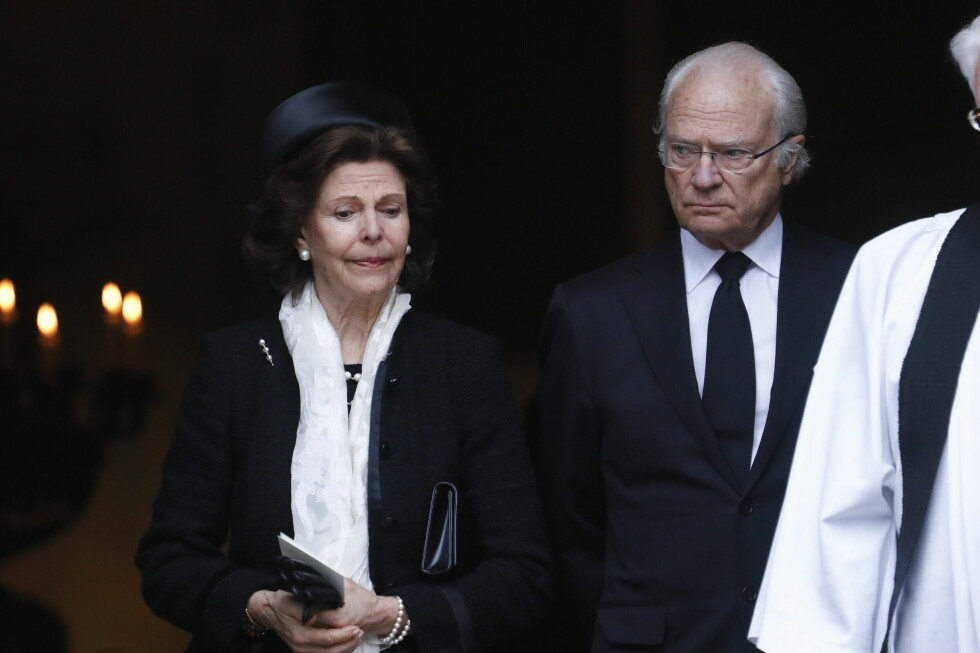 Kungen på bäste vännens begravning i centrala Stockholm i dag - tog farväl ihop med Silvia
