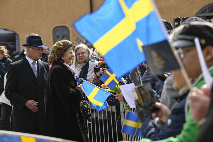Kung Carl Gustaf och drottning Silvia vid S:t Eriks torg under besöket i Uppsala län. Under året reser kungaparet till 21 län med anledning av kungens 50-årsjubileum på tronen.