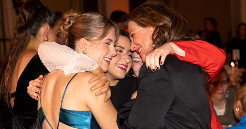Familjekärlek! Leah Isadora Behn kramar prinsessan Märtha Louise, Emma Tallulah Behn och Maud Angelica Behn på Vixen Awards i Oslo