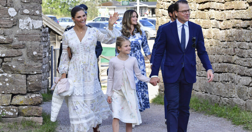 Under Victoriadagen 2020 dök Victoria upp i en härligt vit sommarklänning med spetsdetaljer och blommönster. Kronprinsessan Victoria