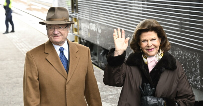Kungen och drottning Silvia är på bra humör när de anländer till Västerås och vinkar glatt.