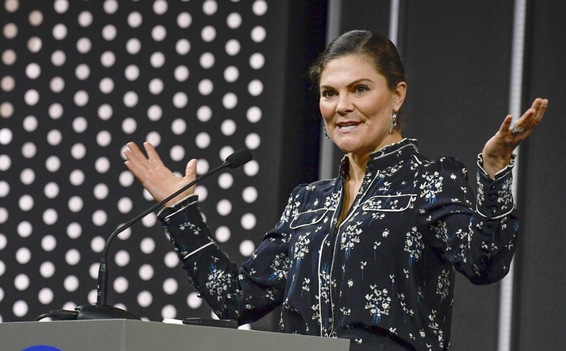 Victoria, välmatchad med bakgrunden i sin HM-blus. Kronprinsessan Victoria Pep Forum 2021