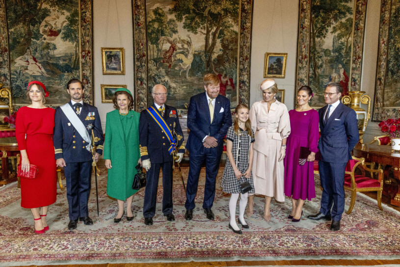 Hela kungafamiljen – utom prinsessan Madeleine – tog emot i slottets gästvåning.