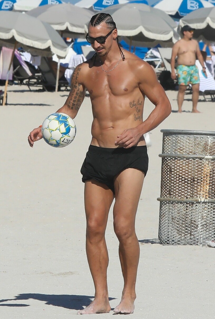 Zlatan Ibrahimovic sågs kicka boll på Miami Beach. Zlatan Ibrahimovic kickar boll på Miami Beach