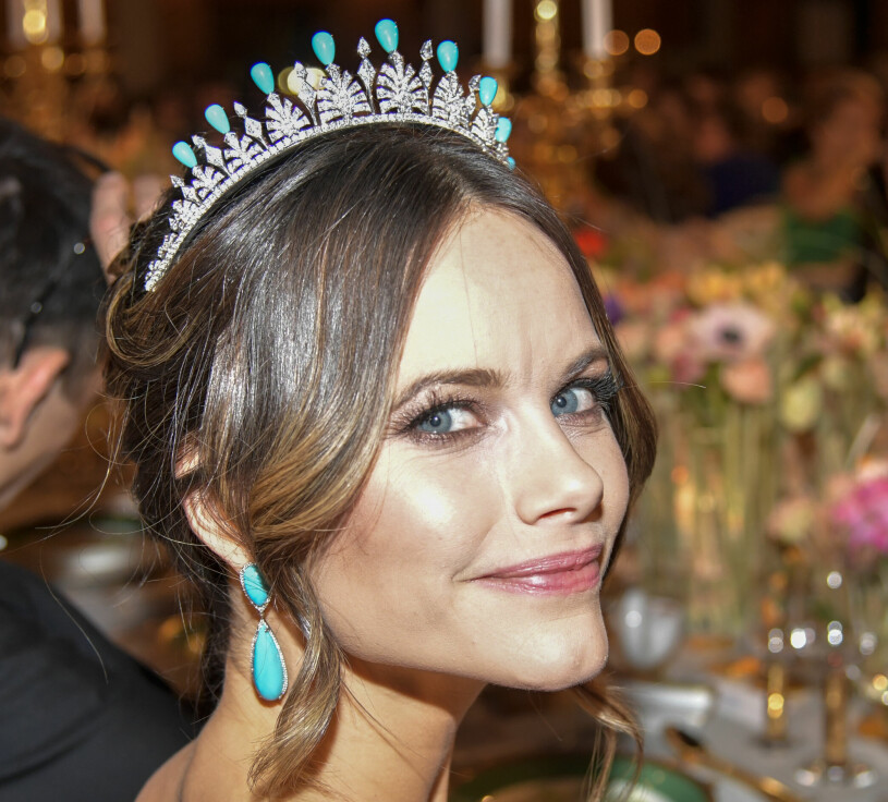 Fyra dagar före Nobel 2019 kom turkosen till sist på plats i Sofias örhänge! Prinsessan Sofia på Nobelfesten 2019