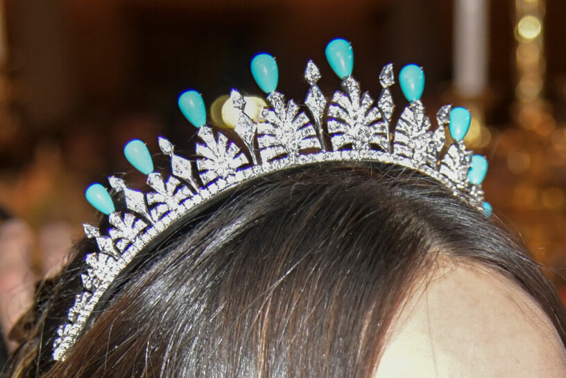 Prinsessan Sofias omtalade tiara. Här på Nobelfesten 2019, toppad med turkoser. En närbild på prinsessan Sofias tiara