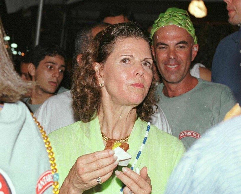 Drottning Silvia på karneval i sitt andra hemland Brasilien.