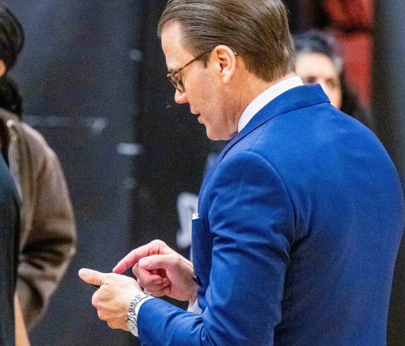 De där bilderna skulle man ju ha velat se... Prins Daniel visar bilder i mobilen