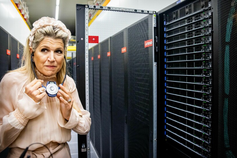 Trots skadan: Drottning Máxima invigde den nya superdatorn Snellius i Amsterdam. Drottning Máxima Snellius superdator fraktur olycka