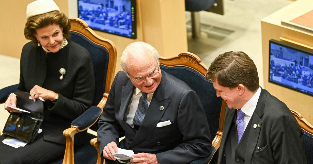 Drottning Silvia var med tidigare under dagen när kung Carl Gustaf höll sitt tal. Drottning Silvia, kung Carl Gustaf och Andreas Norlén
