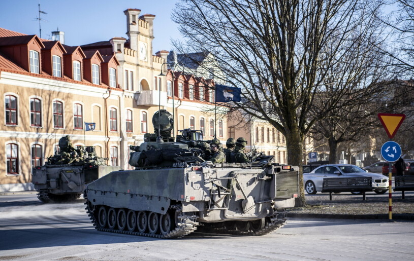Visby just nu: Den krassa verkligheten gör sig påmind i idyllen – och kungen får som Sveriges statschef löpande information om utvecklingen. Stridsvagnar Visby Prinsessan Leonores hertigdöme Gotland