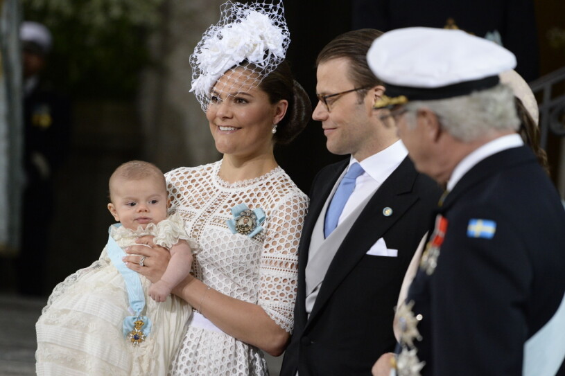 Tiden går så fort! Kronprinsessan Victoria, prins Daniel och kung Carl XVI Gustaf med prins Oscar på Stockholms slott vid prins Oscars dop på fredagen.