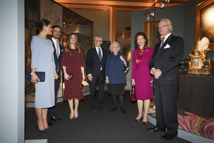 Stora delar av kungafamiljen på plats vid invigningen. Kronprinsessan Victoria, prins Carl Philip och prinsessan Sofia närvarar vid invigning av utställningen ” Vasa till Bernadotte – Kultur i rikets tjänst 1523–1973–2023”, i Rikssalen i Stockholms slott.