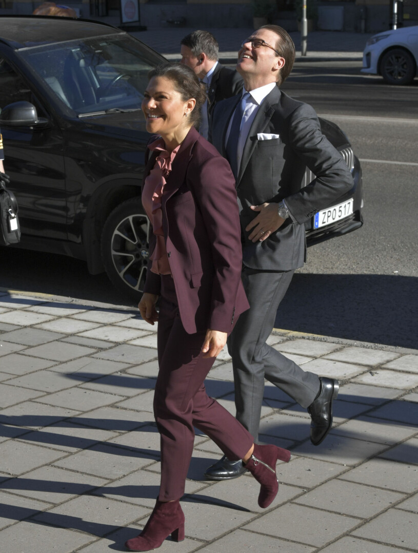 Oväntat: Det blev ett dubbelt välkomnande för kronprinsessparet. Kronprinsessan Victoria i vinröd byxdress och rosa blus samt mockaboots