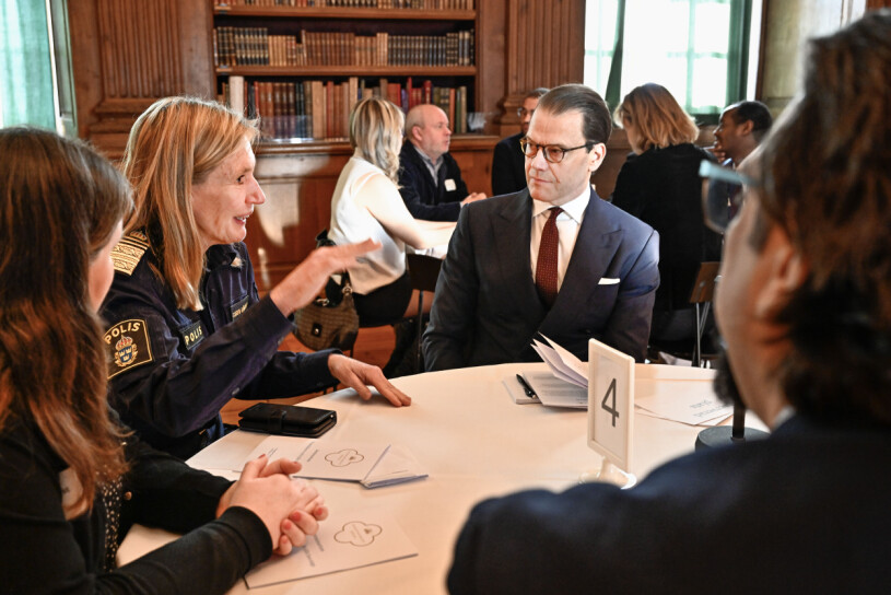 Prins Daniel med Carin Götblad. Kronprinsessparets arbete för att barn och unga ska må bra pågår på många fronter samtidigt. Prins Daniel på slottet med Carin Götblad