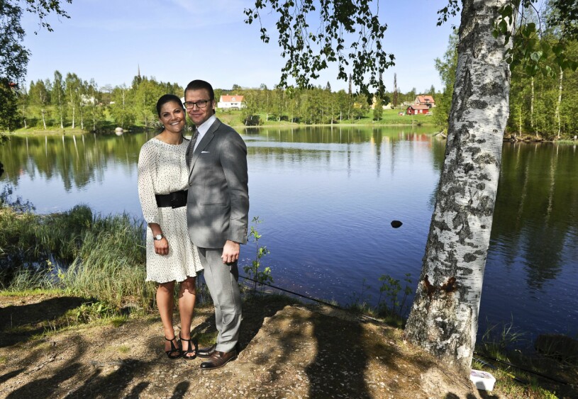 Victoria och Daniel kramades i majgrönskan vid Jädraån. Kronprinsessan Victoria och prins Daniel på officiellt besök i Ockelbo 2011