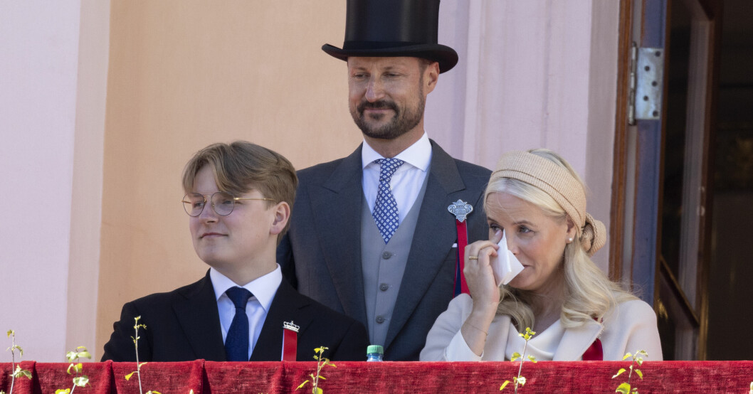 Kronprinsessan Mette-Marit kunde inte hålla tillbaka tårarna. Prins Sverre Magnus, kronprins Haakon och kronprinsessan Mette-Marit