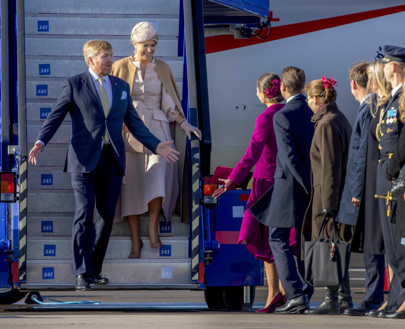 Det blev stora famnen när Willem-Alexander mötte Victoria. Men en hovnigning fick vi se ändå...