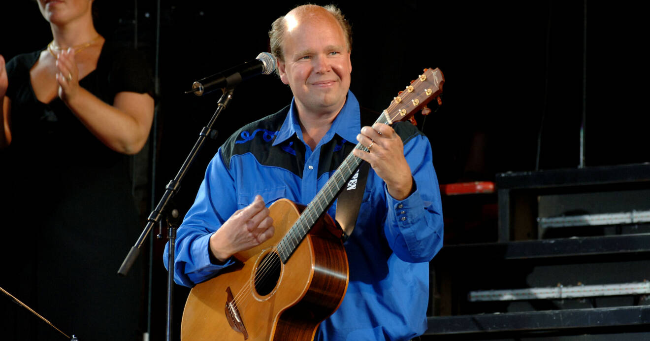 Lasse Kronér med gitarr
