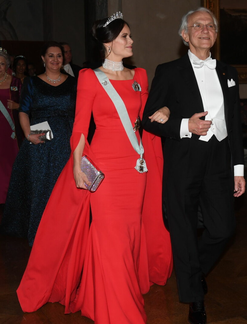 Sofias klänning som den såg ut på Nobelfesten 2018. Prinsessan Sofia på Nobelfesten 2018 i sin röda klänning från Zetterberg Couture