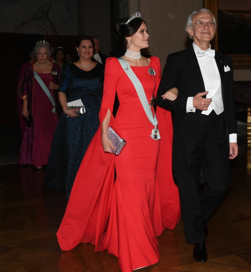 Prinsessan Sofia på Nobelfesten 2018. Prinsessan Sofia på Nobelfesten 2018 i röd klänning från Zetterberg Couture.