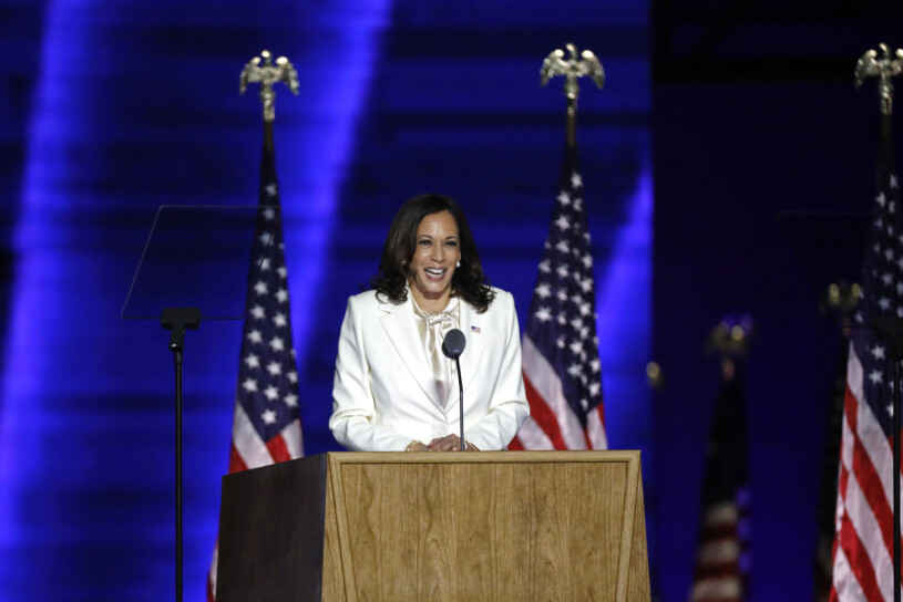 Kamala Harris i talarstolen