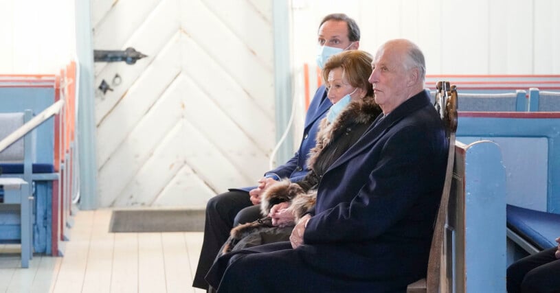 Kung Harald, drottning Sonja och kronprins Haakon tände ljus i Gjerdrums kyrka under söndagen. kung harald drottning sonja kronprins haakon