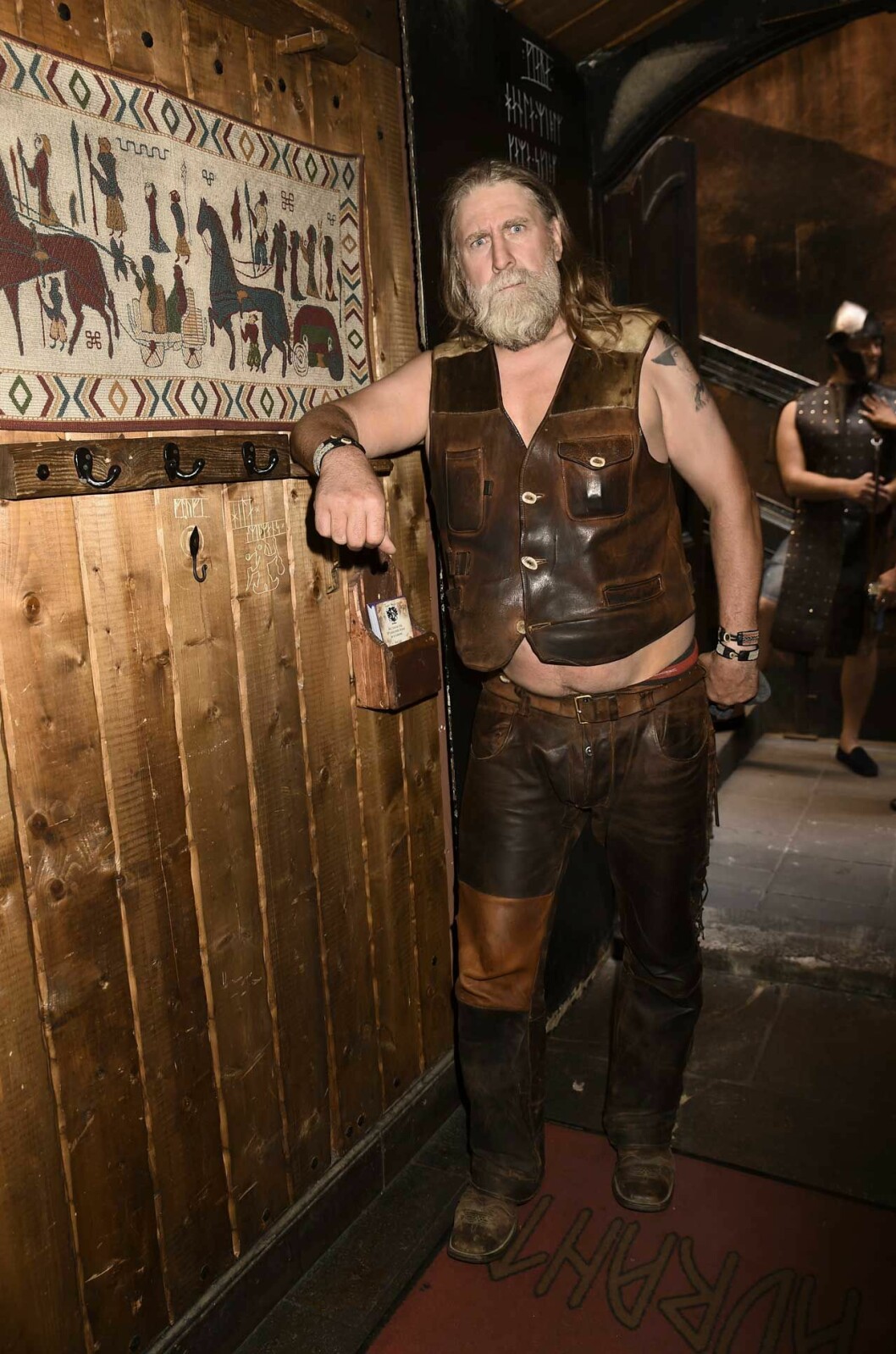 Om ni har sett en man på hästryggen inne i stan är det Mikael “Mad Mike” Högberg! Den här dagen avnjöt han lunch i lädermundering. Om ni har sett en man på hästryggen inne i stan är det Mikael "Mad Mike" Högberg! Den här dagen avnjöt han lunch i lädermundering.
