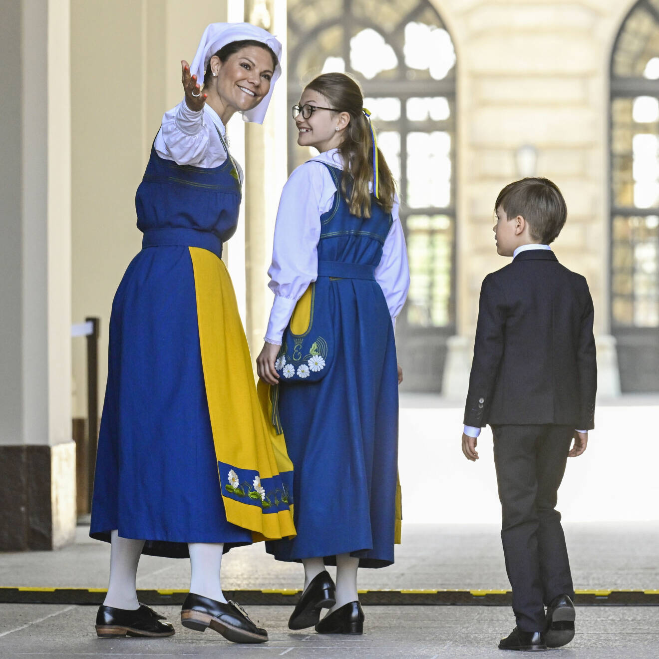 Kronprinsessan Victoria med prinsessan Estelle och prins Oscar vid firandet av Nationaldagen 2023