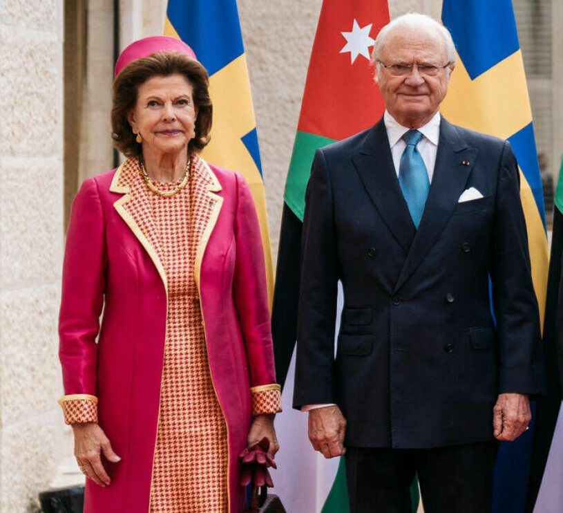 Mycket fokus på drottning Silvias pepitarutor. Men kungen var ju också väldigt stilig! Drottning Silvia i rosa och rutigt under statsbesöket i Jordanien 2022