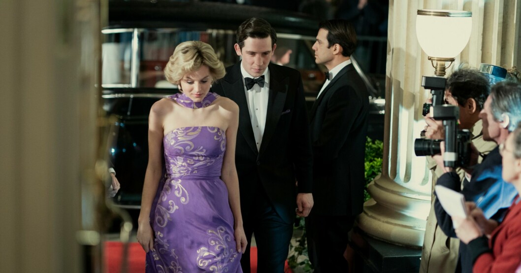 Emma Corrin som prinsessan Diana och Josh O'Connor som prins Charles i brittiska The Crown.