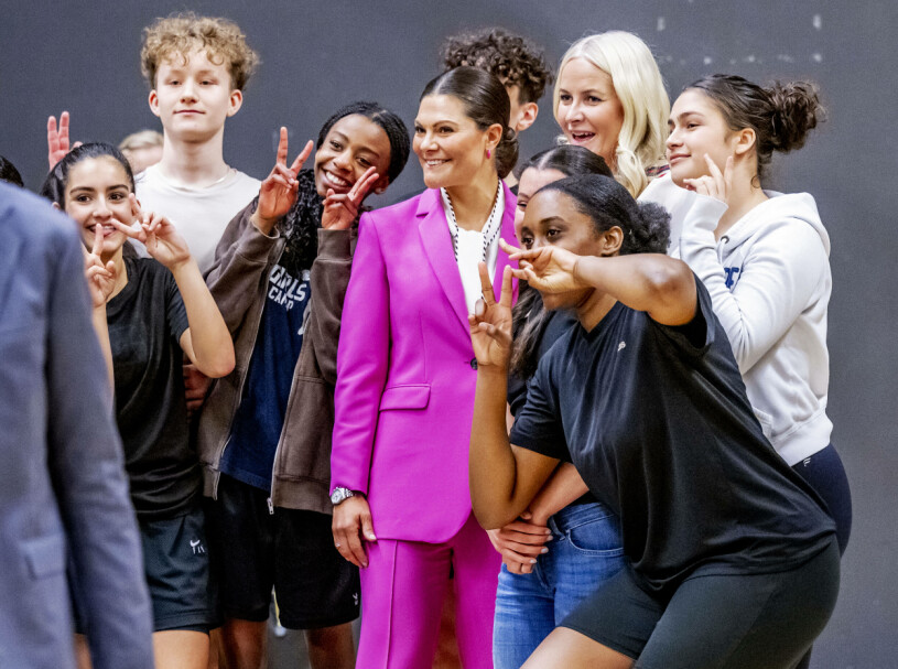 När någon bad om en selfie sa Victoria och Mette-Marit ja direkt. Kronprinsessan Victoria ställer upp på en selfie på Fryshuset