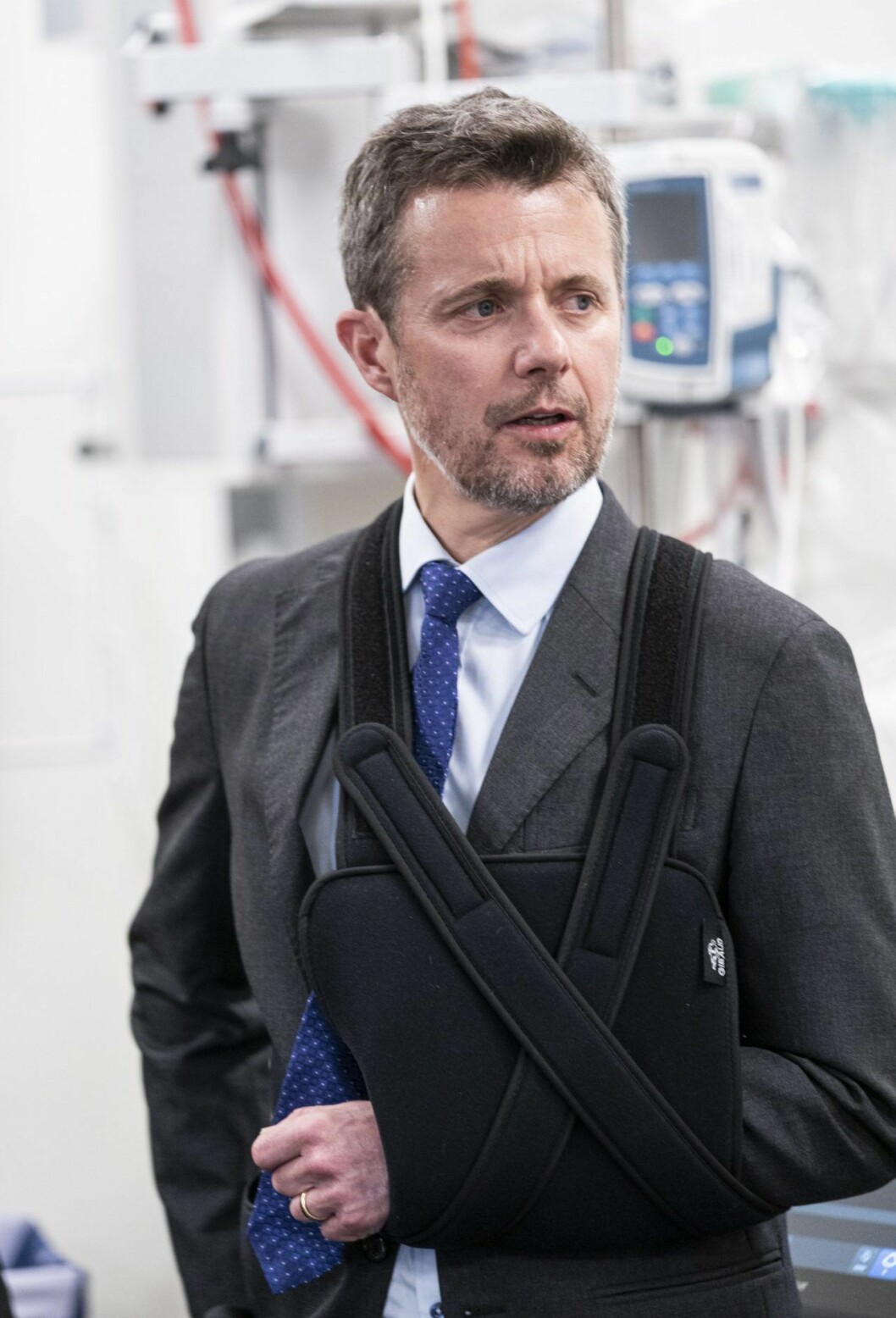 Kronprinsen skadade sig i skibacken. Frederik ser i övrigt pigg ut efter sin operation.