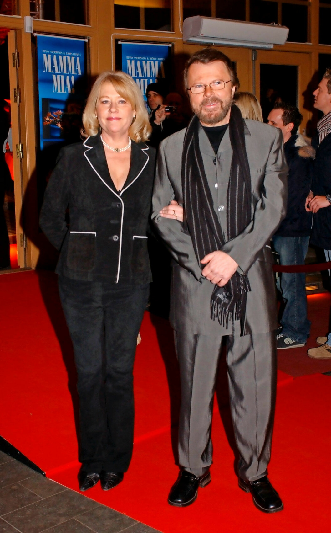 Björn mötte hustrun Lena på en fest hos Anni-Frid och Benny Andersson, och de är gifta än! Och Björn Ulvaeus när han anländer till Cirkus med hustrun Lena.